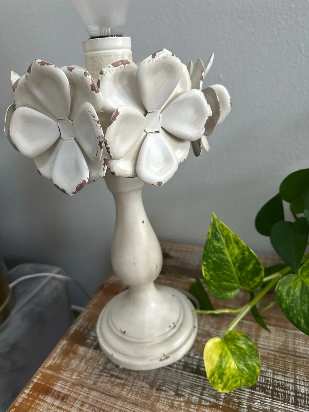 Distressed White Metal Flowers Blossom Table Top Lamp/Vintage Style Lamp Works